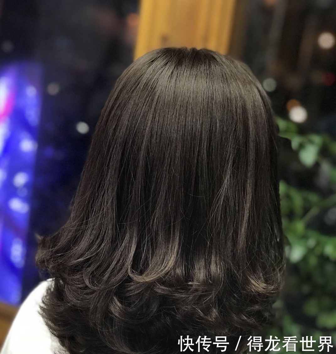 2019烫流行尾是发型,30款应该位置送给你!烫完齐刘海烫发剪到眉毛的什么主流图片