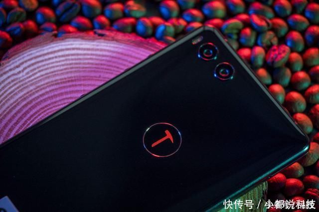 小米8刘海屏带下巴售价2699起,受伤是锤子R1