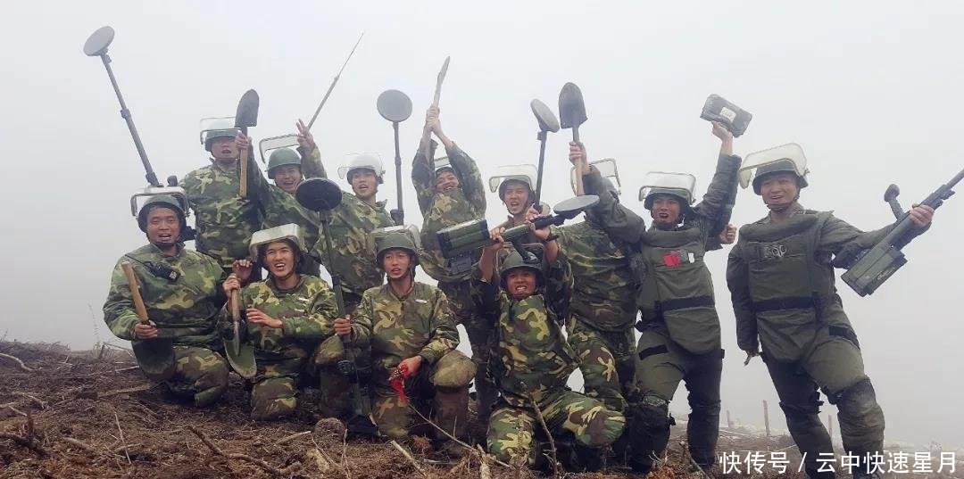 扫雷英雄杜富国获一等功, 断臂敬礼!