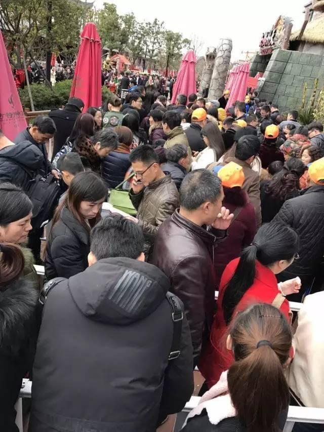 宁波方特乐园一游客排队时昏迷,经抢救无效死