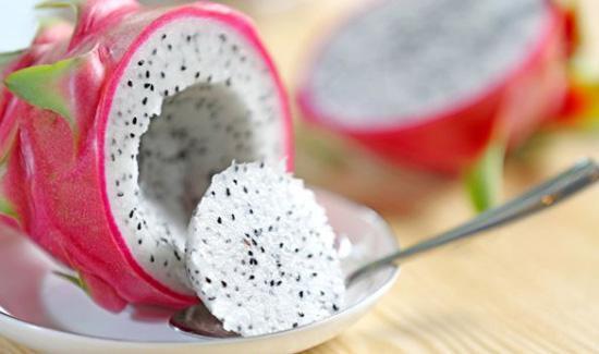 日本小哥吃草莓竟用鼻贴去籽,网友:我想知道吃