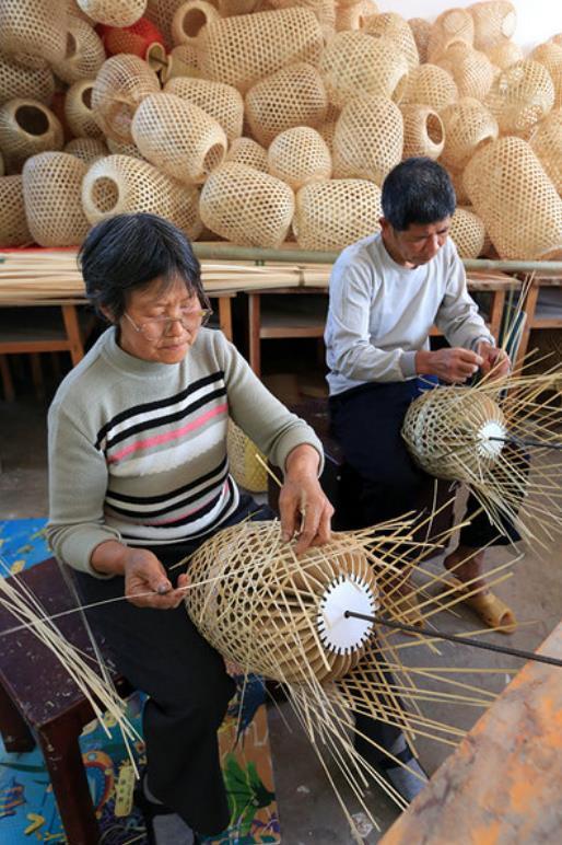 高坪区斑竹竹艺有限责任公司员工在石圭镇璧山村生产基地制作竹编灯笼