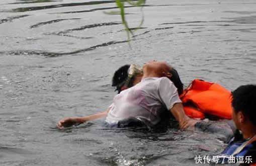 妈妈和媳妇同时掉入河中，男子的行为惹怒众人！