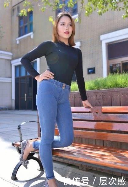 街拍:眉似新月的美女,一件黑色上衣配牛仔裤,时尚活力气质 街拍:眉似新月的美女,一件黑色上衣配牛仔裤,时尚活力气质