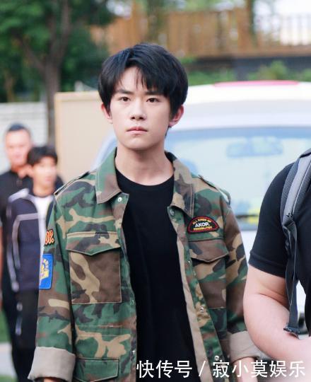 易烊千玺近六千元鞋子被踩脏,随后下意识说出