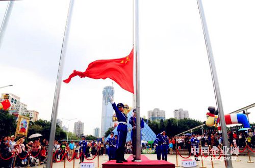 \"五一\"首日,深圳世界之窗有3万游客体验俄罗斯风情之旅