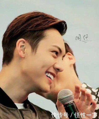 陈伟霆戴长耳环,李易峰忍不住去摸了一下,自拍