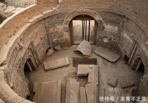 千年古墓里埋了一个小女孩,棺材上刻了4个字,专家看后吓出冷汗