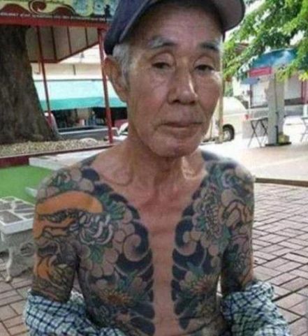 大爷满身纹身,被网友转成网红,警察竟发现隐