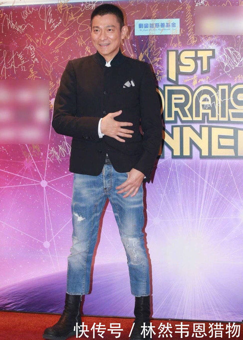 65岁成龙现身活动,皮肤松弛老态尽显,与惠英红