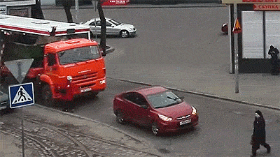 惨烈车祸!为什么要远离大货车 一组动图警示你