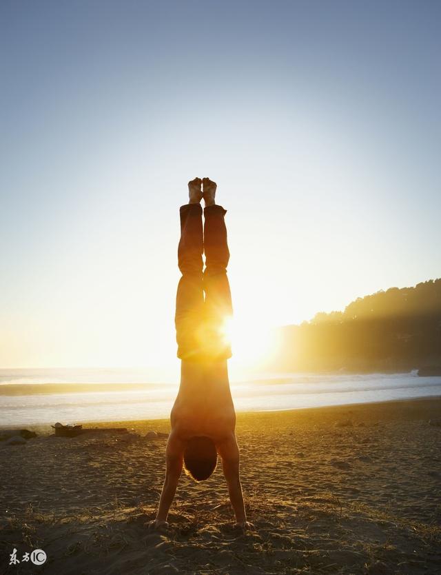 别看瑜伽体位姿势动作缓慢,它的健身价值不容
