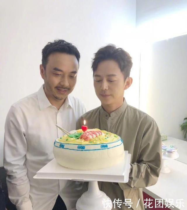 汪涵为何炅庆45岁生日,生日蛋糕上的面条亮了