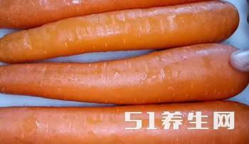 婆婆把一盘\"胡萝卜\"端上桌,没多久,老公自己吃了一盘