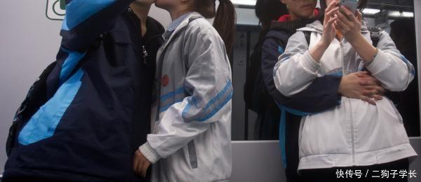 初中生强吻女生,老师家长群里点名批评,家长们
