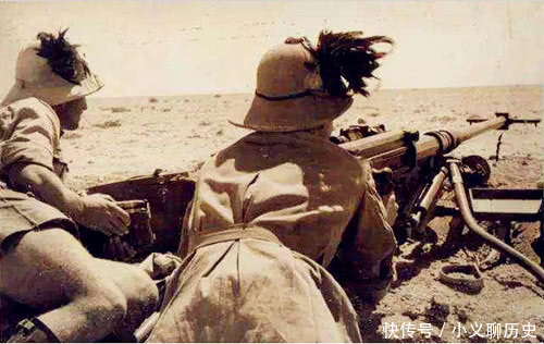 直击:二战真实意大利士兵,打着太阳伞开坦克,戴