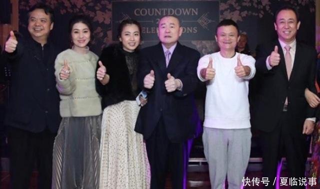 刘銮雄和甘比参加许家印跨年派对,精神不错,跟