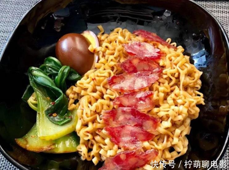 不做明星做厨师?谢霆锋卖炸酱面68元一碗,顾客