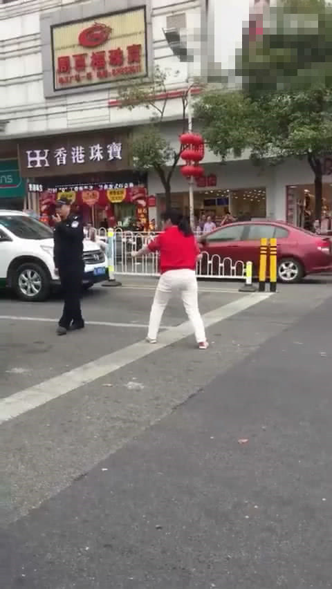 40岁大妈用各种姿势在马路上“调戏”交警!网友:感觉交警有点抗