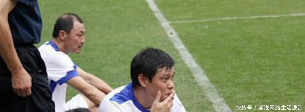 中乙陕西队员在机场外集体抽烟,如此职业素养