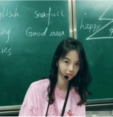 英语老师下课被偷拍, 用书挡脸的那一刻, 纷纷