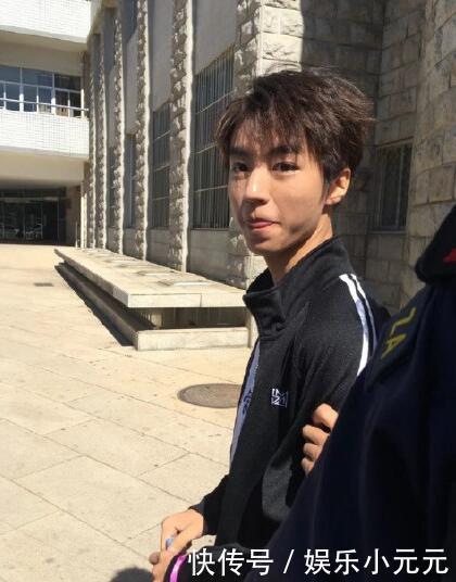 王俊凯参加校园活动,他身旁的同学小哥哥也很