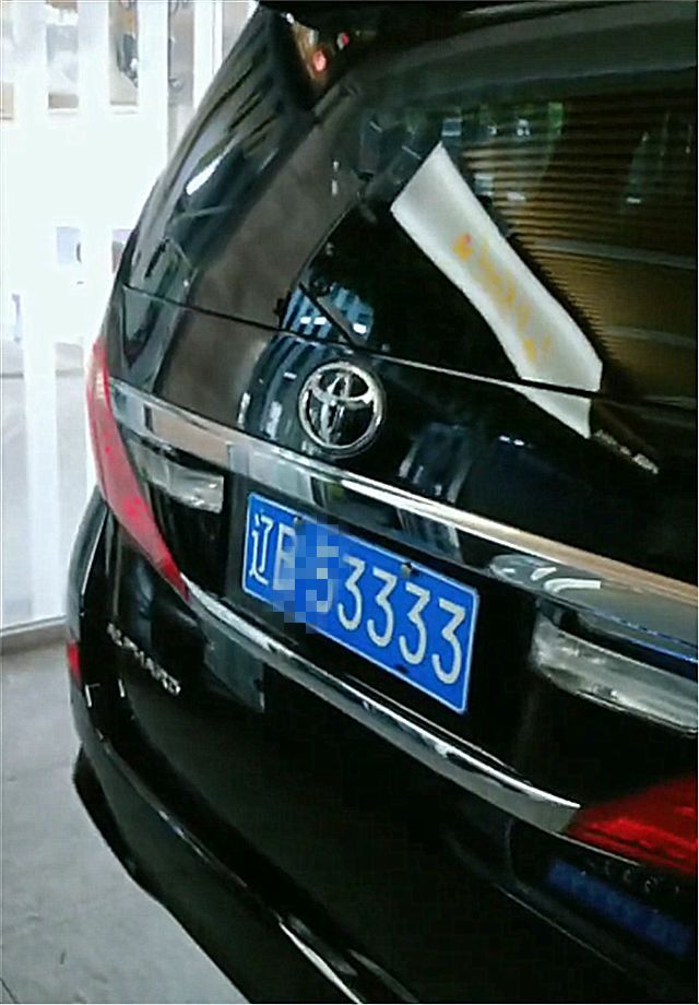 大连偶遇80万丰田埃尔法,看到车牌那一刻,气场不输8888车牌!