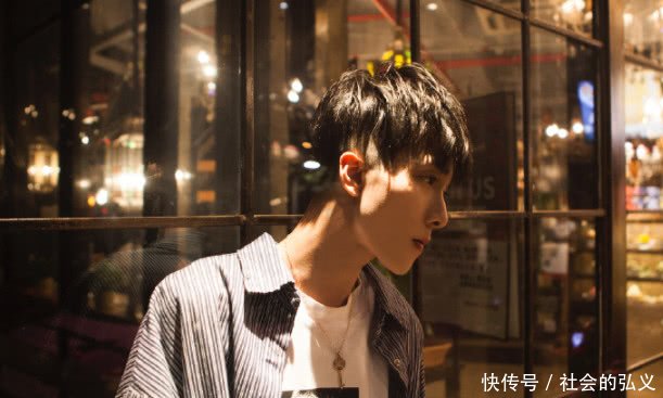 王乐乐快手复出,露脸直播45分钟引万人围观,官