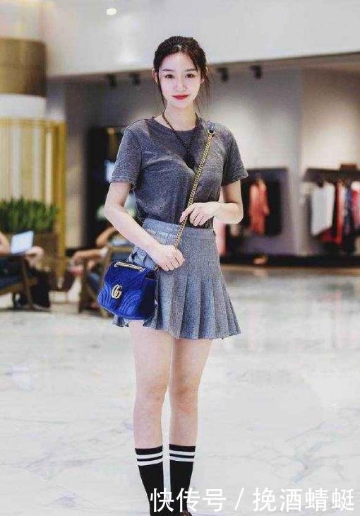 街拍:美女吊带上衣搭配高跟鞋,肌肤白皙,玉颜红