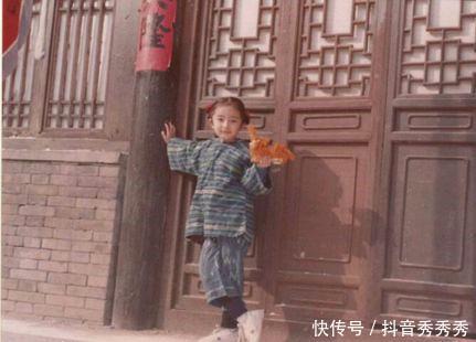 一组杨幂小时候的照片,让我们一睹女神童年时