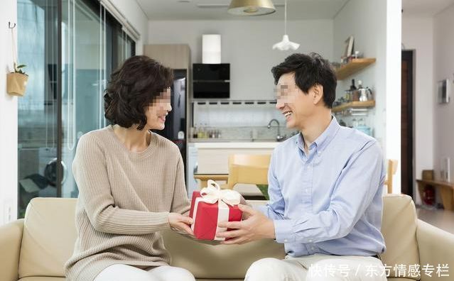 结婚7周年,老公送我钻石吊坠,拿在手里我知道,我婚姻结束了