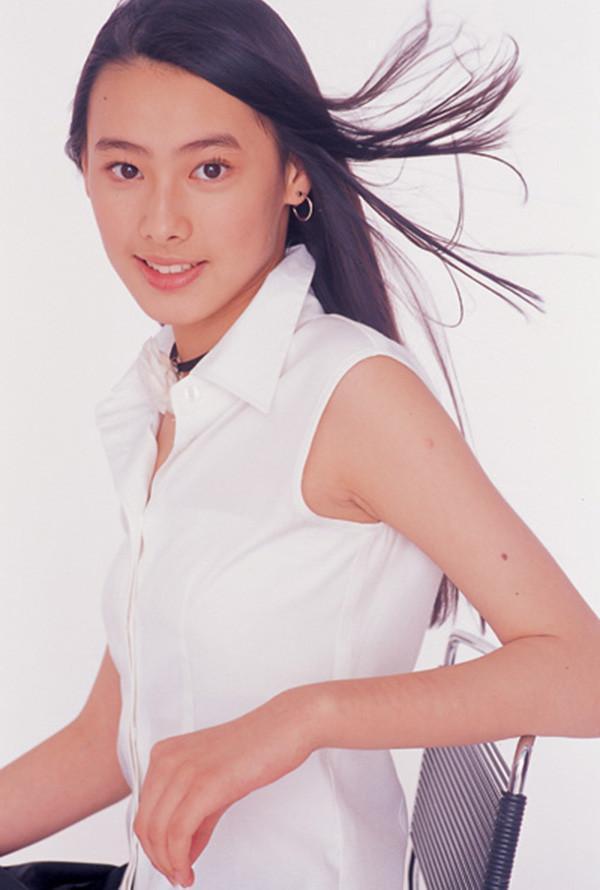 梁洛施12岁逃学吸烟,21岁成未婚妈妈,23岁坐拥上亿身家,狗血剧都不如她人生的一半精彩!