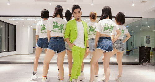 萧全创作演唱国民神曲《海草舞》官方舞蹈版MV首发(图2) 萧全创作演唱国民神曲《海草舞》官方舞蹈版MV首发(图2)