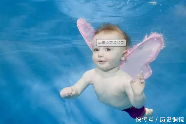 宝爸教新生宝宝游泳时,宝宝意外落水,接下来的