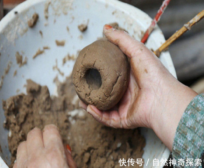 农村老婆婆用“泥土”做成包子，居然人人都抢着买，这又是为什么