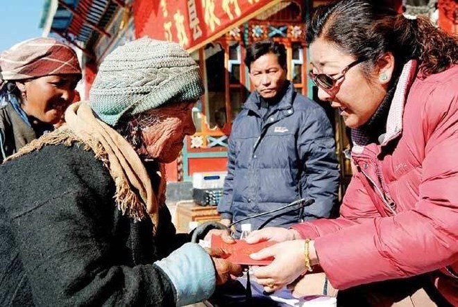 农村一女子申请低保,离异并且自己带小孩,会给