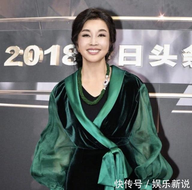 64岁刘晓庆穿绿裙尽显阔太风姿,就这状态再红
