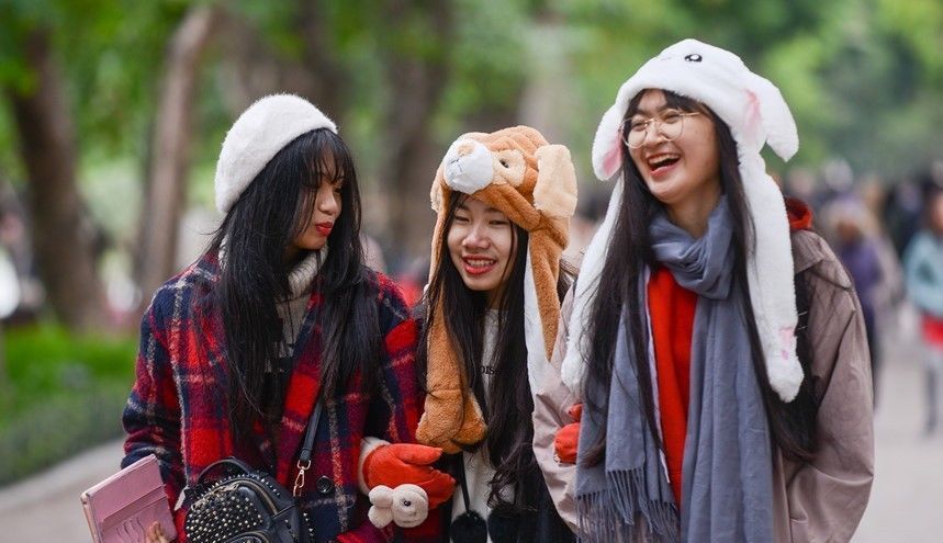 在11摄氏度的寒冷天气里,越南河内的妹子们在