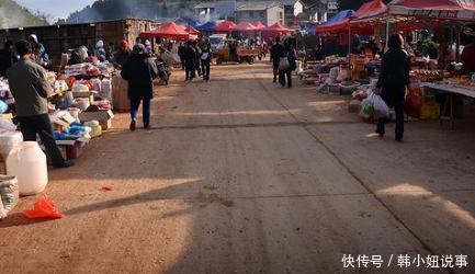 小伙在回家路上捡到一捆钱，打开里面夹的纸条，看完直冒冷汗