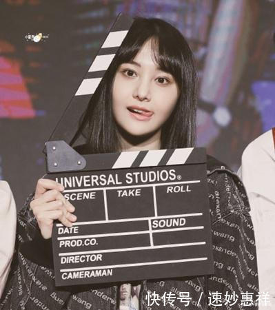 郑爽发布会上自扇嘴巴扮鬼脸她这样让旁边的女