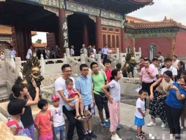 故宫偶遇刘烨！抱着孩子和游客合照，背后原因让人感动