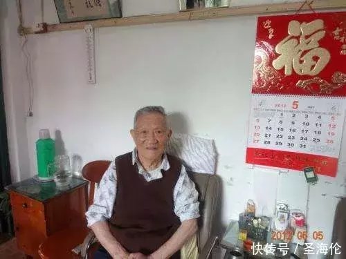 他是周总理唯一的儿子, 50年未收到总理回信, 知道真相后放声大哭