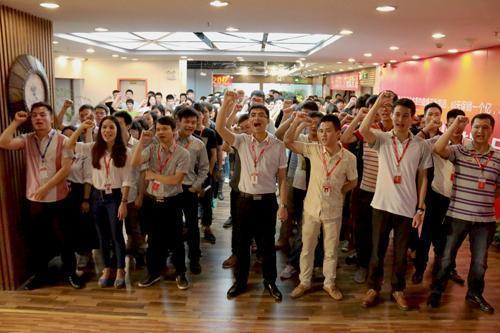 55岁保安不喊口号,被主管扣100,提出辞职,老板