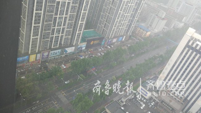 还没下班雨就到了!济南市区内突降大雨，能见度变低