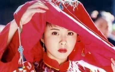 她是童年女神，和大23岁男星父女恋10年惨遭抛弃，如今成这样