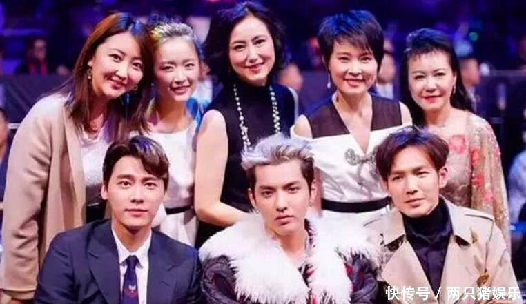 娱乐明星站在马云商界大佬身后合影,身体僵硬