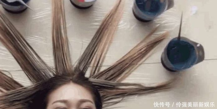 理发师用绝活给美女染发, 过程很奇葩,效果却