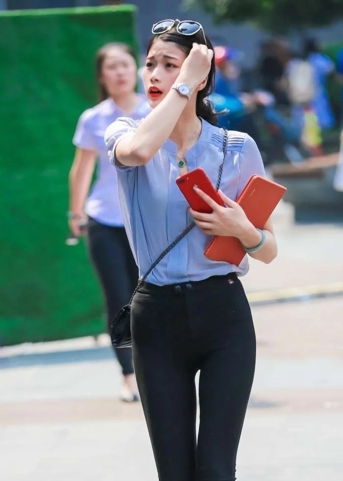 街拍:都市妙龄美女,纤细的身材完美的驾驭了紧