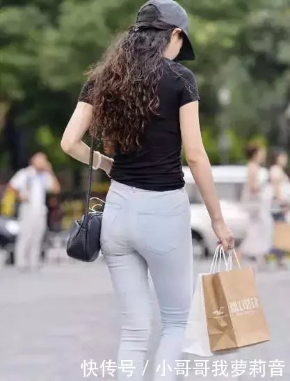 街拍:紧身牛仔裤的时尚辣妈,勾勒出丰腴好身材