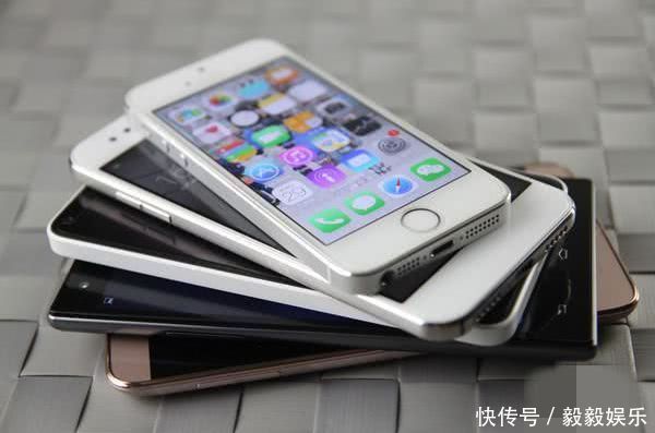 买苹果手机的年轻人 t01ed84953f0396a22e.jpg